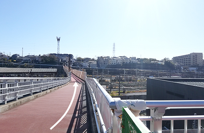 ①羽沢横浜国大駅隣の階段を登り、羽沢貨物駅の上を通っている歩道橋を渡ります。